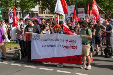 Großdemonstration “Gemeinsam Laut – Gesicht zeigen gegen Hass und Hetze” | redpicture | <a href=/confor2/?bld=82803&t=d&pst=82795&aid=81&dc=0644&i1=redpicture><strong>Download Bild 82803...</strong></a> |
