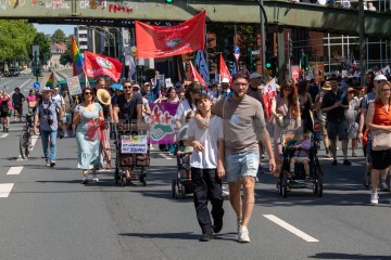 Großdemonstration “Gemeinsam Laut – Gesicht zeigen gegen Hass und Hetze” | redpicture | <a href=/confor2/?bld=82813&t=d&pst=82795&aid=81&dc=0645&i1=redpicture><strong>Download Bild 82813...</strong></a> |
