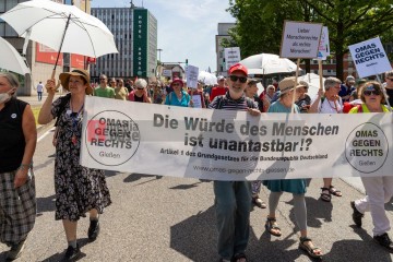 Großdemonstration “Gemeinsam Laut – Gesicht zeigen gegen Hass und Hetze” | redpicture | <a href=/confor2/?bld=82819&t=d&pst=82795&aid=81&dc=0645&i1=redpicture><strong>Download Bild 82819...</strong></a> |