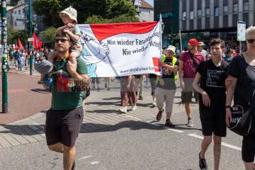 Großdemonstration “Gemeinsam Laut – Gesicht zeigen gegen Hass und Hetze” | redpicture | <a href=/confor2/?bld=82817&t=d&pst=82795&aid=81&dc=0645&i1=redpicture><strong>Download Bild 82817...</strong></a> |