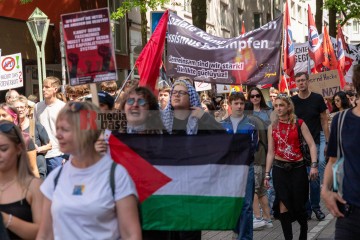 Großdemonstration “Gemeinsam Laut – Gesicht zeigen gegen Hass und Hetze” | redpicture | <a href=/confor2/?bld=82823&t=d&pst=82795&aid=81&dc=0645&i1=redpicture><strong>Download Bild 82823...</strong></a> |