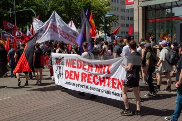 Großdemonstration “Gemeinsam Laut – Gesicht zeigen gegen Hass und Hetze” | redpicture | <a href=/confor2/?bld=82825&t=d&pst=82795&aid=81&dc=0645&i1=redpicture><strong>Download Bild 82825...</strong></a> |