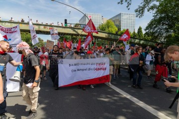 Großdemonstration “Gemeinsam Laut – Gesicht zeigen gegen Hass und Hetze” | redpicture | <a href=/confor2/?bld=82830&t=d&pst=82795&aid=81&dc=0646&i1=redpicture><strong>Download Bild 82830...</strong></a> |