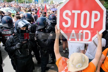 Protest gegen den AfD Parteitag in Essen ...<br>Bitzel/R-mediabase<br><a href=/confor2/?bld=82749&t=d&pst=82745&aid=70&dc=1203&i1=Bitzel/R-mediabase><strong>Downloadanfrage</strong></a>