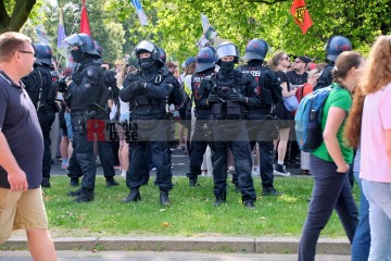 Protest gegen den AfD Parteitag in Essen ...<br>Bitzel/R-mediabase<br><a href=/confor2/?bld=82750&t=d&pst=82745&aid=70&dc=0912&i1=Bitzel/R-mediabase><strong>Downloadanfrage</strong></a>