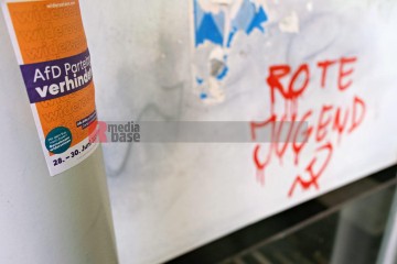 Protest gegen den AfD Parteitag in Essen ...<br>Bitzel/R-mediabase<br><a href=/confor2/?bld=82747&t=d&pst=82745&aid=70&dc=0754&i1=Bitzel/R-mediabase><strong>Downloadanfrage</strong></a>