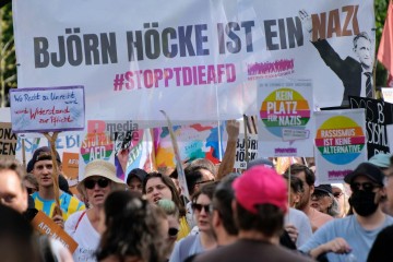 Protest gegen den AfD Parteitag in Essen ...<br>Bitzel/R-mediabase<br><a href=/confor2/?bld=82751&t=d&pst=82745&aid=70&dc=0917&i1=Bitzel/R-mediabase><strong>Downloadanfrage</strong></a>