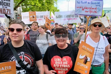 Protest gegen den AfD Parteitag in Essen ...<br>Bitzel/R-mediabase<br><a href=/confor2/?bld=82755&t=d&pst=82745&aid=70&dc=0918&i1=Bitzel/R-mediabase><strong>Downloadanfrage</strong></a>