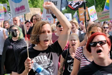 Protest gegen den AfD Parteitag in Essen ...<br>Bitzel/R-mediabase<br><a href=/confor2/?bld=82754&t=d&pst=82745&aid=70&dc=0929&i1=Bitzel/R-mediabase><strong>Downloadanfrage</strong></a>