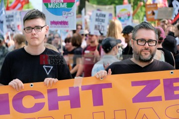 Protest gegen den AfD Parteitag in Essen ...<br>Bitzel/R-mediabase<br><a href=/confor2/?bld=82752&t=d&pst=82745&aid=70&dc=0931&i1=Bitzel/R-mediabase><strong>Downloadanfrage</strong></a>