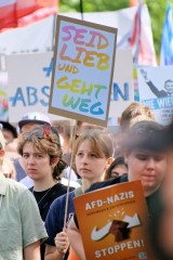 Protest gegen den AfD Parteitag in Essen ...<br>Bitzel/R-mediabase<br><a href=/confor2/?bld=82756&t=d&pst=82745&aid=70&dc=0932&i1=Bitzel/R-mediabase><strong>Downloadanfrage</strong></a>