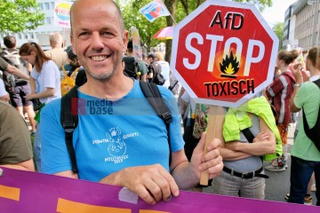 Protest gegen den AfD Parteitag in Essen ...<br>Bitzel/R-mediabase<br><a href=/confor2/?bld=82759&t=d&pst=82745&aid=70&dc=0937&i1=Bitzel/R-mediabase><strong>Downloadanfrage</strong></a>