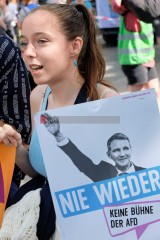 Protest gegen den AfD Parteitag in Essen ...<br>Bitzel/R-mediabase<br><a href=/confor2/?bld=82758&t=d&pst=82745&aid=70&dc=0938&i1=Bitzel/R-mediabase><strong>Downloadanfrage</strong></a>