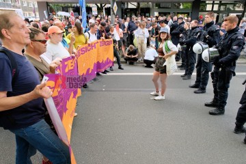 Protest gegen den AfD Parteitag in Essen ...<br>Bitzel/R-mediabase<br><a href=/confor2/?bld=82763&t=d&pst=82745&aid=70&dc=0944&i1=Bitzel/R-mediabase><strong>Downloadanfrage</strong></a>