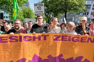 Protest gegen den AfD Parteitag in Essen ...<br>Bitzel/R-mediabase<br><a href=/confor2/?bld=82769&t=d&pst=82745&aid=70&dc=0958&i1=Bitzel/R-mediabase><strong>Downloadanfrage</strong></a>