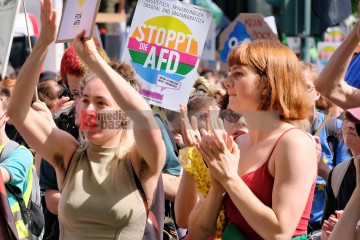 Protest gegen den AfD Parteitag in Essen ...<br>Bitzel/R-mediabase<br><a href=/confor2/?bld=82772&t=d&pst=82745&aid=70&dc=1001&i1=Bitzel/R-mediabase><strong>Downloadanfrage</strong></a>