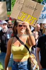 Protest gegen den AfD Parteitag in Essen ...<br>Bitzel/R-mediabase<br><a href=/confor2/?bld=82773&t=d&pst=82745&aid=70&dc=1004&i1=Bitzel/R-mediabase><strong>Downloadanfrage</strong></a>