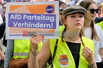 Protest gegen den AfD Parteitag in Essen ...<br>Bitzel/R-mediabase<br><a href=/confor2/?bld=82774&t=d&pst=82745&aid=70&dc=1004&i1=Bitzel/R-mediabase><strong>Downloadanfrage</strong></a>