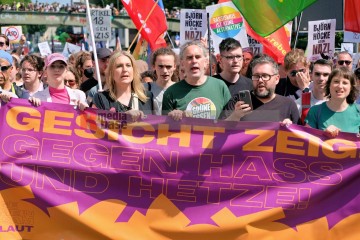 Protest gegen den AfD Parteitag in Essen ...<br>Bitzel/R-mediabase<br><a href=/confor2/?bld=82781&t=d&pst=82745&aid=70&dc=1040&i1=Bitzel/R-mediabase><strong>Downloadanfrage</strong></a>