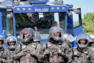 Protest gegen den AfD Parteitag in Essen ...<br>Bitzel/R-mediabase<br><a href=/confor2/?bld=82783&t=d&pst=82745&aid=70&dc=1046&i1=Bitzel/R-mediabase><strong>Downloadanfrage</strong></a>