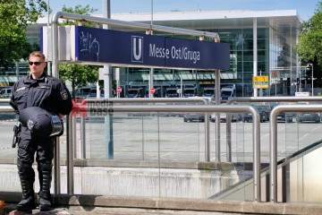 Protest gegen den AfD Parteitag in Essen ...<br>Bitzel/R-mediabase<br><a href=/confor2/?bld=82784&t=d&pst=82745&aid=70&dc=1047&i1=Bitzel/R-mediabase><strong>Downloadanfrage</strong></a>