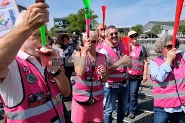 Protest gegen den AfD Parteitag in Essen ...<br>Bitzel/R-mediabase<br><a href=/confor2/?bld=82785&t=d&pst=82745&aid=70&dc=1048&i1=Bitzel/R-mediabase><strong>Downloadanfrage</strong></a>