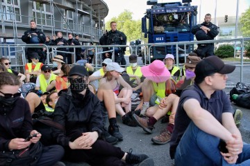 Protest gegen den AfD Parteitag in Essen ...<br>Bitzel/R-mediabase<br><a href=/confor2/?bld=82787&t=d&pst=82745&aid=70&dc=1053&i1=Bitzel/R-mediabase><strong>Downloadanfrage</strong></a>