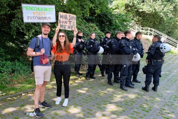 Protest gegen den AfD Parteitag in Essen ...<br>Bitzel/R-mediabase<br><a href=/confor2/?bld=82788&t=d&pst=82745&aid=70&dc=1107&i1=Bitzel/R-mediabase><strong>Downloadanfrage</strong></a>