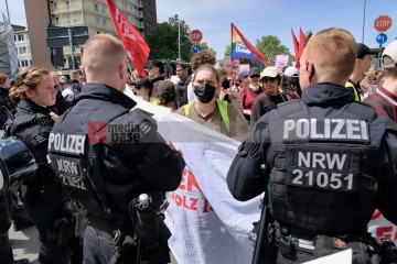 Protest gegen den AfD Parteitag in Essen ...<br>Bitzel/R-mediabase<br><a href=/confor2/?bld=82790&t=d&pst=82745&aid=70&dc=1201&i1=Bitzel/R-mediabase><strong>Downloadanfrage</strong></a>