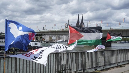 menschenkette in köln für einen dauerhaften frieden in paläs | jovofoto / R-mediabase | <a href=/confor2/?bld=83227&t=d&pst=83223&aid=23&dc=1220&i1=jovofoto%20/%20R-mediabase><strong>Download Bild 83227...</strong></a> |