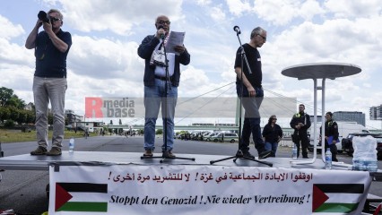 menschenkette in köln für einen dauerhaften frieden in paläs | jovofoto / R-mediabase | <a href=/confor2/?bld=83226&t=d&pst=83223&aid=23&dc=1259&i1=jovofoto%20/%20R-mediabase><strong>Download Bild 83226...</strong></a> |