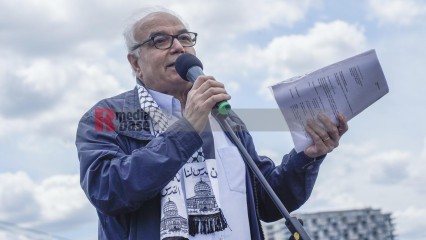 menschenkette in köln für einen dauerhaften frieden in paläs | jovofoto / R-mediabase | <a href=/confor2/?bld=83225&t=d&pst=83223&aid=23&dc=1300&i1=jovofoto%20/%20R-mediabase><strong>Download Bild 83225...</strong></a> |