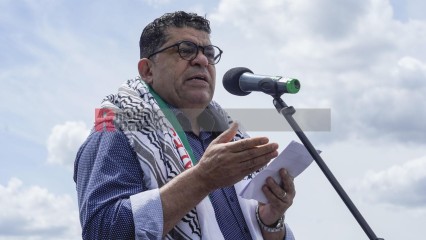 menschenkette in köln für einen dauerhaften frieden in paläs | jovofoto / R-mediabase | <a href=/confor2/?bld=83228&t=d&pst=83223&aid=23&dc=1306&i1=jovofoto%20/%20R-mediabase><strong>Download Bild 83228...</strong></a> |