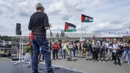 menschenkette in köln für einen dauerhaften frieden in paläs | jovofoto / R-mediabase | <a href=/confor2/?bld=83224&t=d&pst=83223&aid=23&dc=1301&i1=jovofoto%20/%20R-mediabase><strong>Download Bild 83224...</strong></a> |