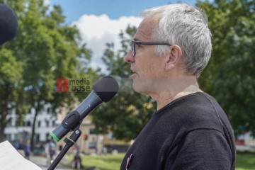 menschenkette in köln für einen dauerhaften frieden in paläs | jovofoto / R-mediabase | <a href=/confor2/?bld=83229&t=d&pst=83223&aid=23&dc=1303&i1=jovofoto%20/%20R-mediabase><strong>Download Bild 83229...</strong></a> |