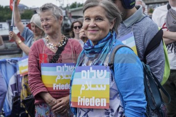 menschenkette in köln für einen dauerhaften frieden in paläs | jovofoto / R-mediabase | <a href=/confor2/?bld=83230&t=d&pst=83223&aid=23&dc=1309&i1=jovofoto%20/%20R-mediabase><strong>Download Bild 83230...</strong></a> |