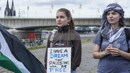 menschenkette in köln für einen dauerhaften frieden in paläs | jovofoto / R-mediabase | <a href=/confor2/?bld=83231&t=d&pst=83223&aid=23&dc=1311&i1=jovofoto%20/%20R-mediabase><strong>Download Bild 83231...</strong></a> |