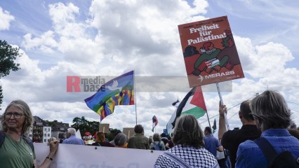 menschenkette in köln für einen dauerhaften frieden in paläs | jovofoto / R-mediabase | <a href=/confor2/?bld=83232&t=d&pst=83223&aid=23&dc=1312&i1=jovofoto%20/%20R-mediabase><strong>Download Bild 83232...</strong></a> |