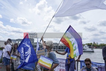 menschenkette in köln für einen dauerhaften frieden in paläs | jovofoto / R-mediabase | <a href=/confor2/?bld=83233&t=d&pst=83223&aid=23&dc=1313&i1=jovofoto%20/%20R-mediabase><strong>Download Bild 83233...</strong></a> |