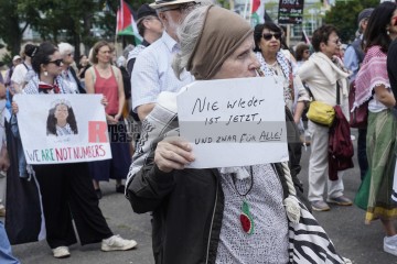 menschenkette in köln für einen dauerhaften frieden in paläs | jovofoto / R-mediabase | <a href=/confor2/?bld=83235&t=d&pst=83223&aid=23&dc=1343&i1=jovofoto%20/%20R-mediabase><strong>Download Bild 83235...</strong></a> |