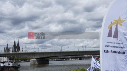 menschenkette in köln für einen dauerhaften frieden in paläs | jovofoto / R-mediabase | <a href=/confor2/?bld=83236&t=d&pst=83223&aid=23&dc=1222&i1=jovofoto%20/%20R-mediabase><strong>Download Bild 83236...</strong></a> |