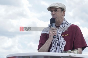 menschenkette in köln für einen dauerhaften frieden in paläs | jovofoto / R-mediabase | <a href=/confor2/?bld=83237&t=d&pst=83223&aid=23&dc=1344&i1=jovofoto%20/%20R-mediabase><strong>Download Bild 83237...</strong></a> |