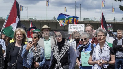 menschenkette in köln für einen dauerhaften frieden in paläs | jovofoto / R-mediabase | <a href=/confor2/?bld=83241&t=d&pst=83223&aid=23&dc=1304&i1=jovofoto%20/%20R-mediabase><strong>Download Bild 83241...</strong></a> |