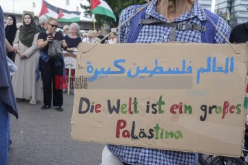 menschenkette in köln für einen dauerhaften frieden in paläs | jovofoto / R-mediabase | <a href=/confor2/?bld=83243&t=d&pst=83223&aid=23&dc=1347&i1=jovofoto%20/%20R-mediabase><strong>Download Bild 83243...</strong></a> |