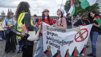menschenkette in köln für einen dauerhaften frieden in paläs | jovofoto / R-mediabase | <a href=/confor2/?bld=83244&t=d&pst=83223&aid=23&dc=1349&i1=jovofoto%20/%20R-mediabase><strong>Download Bild 83244...</strong></a> |