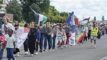 menschenkette in köln für einen dauerhaften frieden in paläs | jovofoto / R-mediabase | <a href=/confor2/?bld=83245&t=d&pst=83223&aid=23&dc=1356&i1=jovofoto%20/%20R-mediabase><strong>Download Bild 83245...</strong></a> |