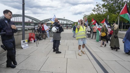 menschenkette in köln für einen dauerhaften frieden in paläs | jovofoto / R-mediabase | <a href=/confor2/?bld=83246&t=d&pst=83223&aid=23&dc=1402&i1=jovofoto%20/%20R-mediabase><strong>Download Bild 83246...</strong></a> |