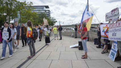 menschenkette in köln für einen dauerhaften frieden in paläs | jovofoto / R-mediabase | <a href=/confor2/?bld=83248&t=d&pst=83223&aid=23&dc=1403&i1=jovofoto%20/%20R-mediabase><strong>Download Bild 83248...</strong></a> |