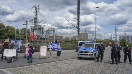 menschenkette in köln für einen dauerhaften frieden in paläs | jovofoto / R-mediabase | <a href=/confor2/?bld=83247&t=d&pst=83223&aid=23&dc=1424&i1=jovofoto%20/%20R-mediabase><strong>Download Bild 83247...</strong></a> |