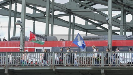 menschenkette in köln für einen dauerhaften frieden in paläs | jovofoto / R-mediabase | <a href=/confor2/?bld=83249&t=d&pst=83223&aid=23&dc=1410&i1=jovofoto%20/%20R-mediabase><strong>Download Bild 83249...</strong></a> |